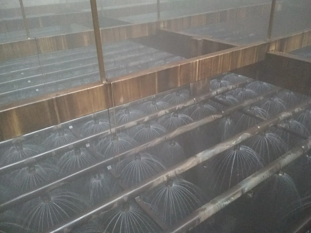 Menara pendingin industri sebagai ilustrasi sistem HVAC berskala besar
