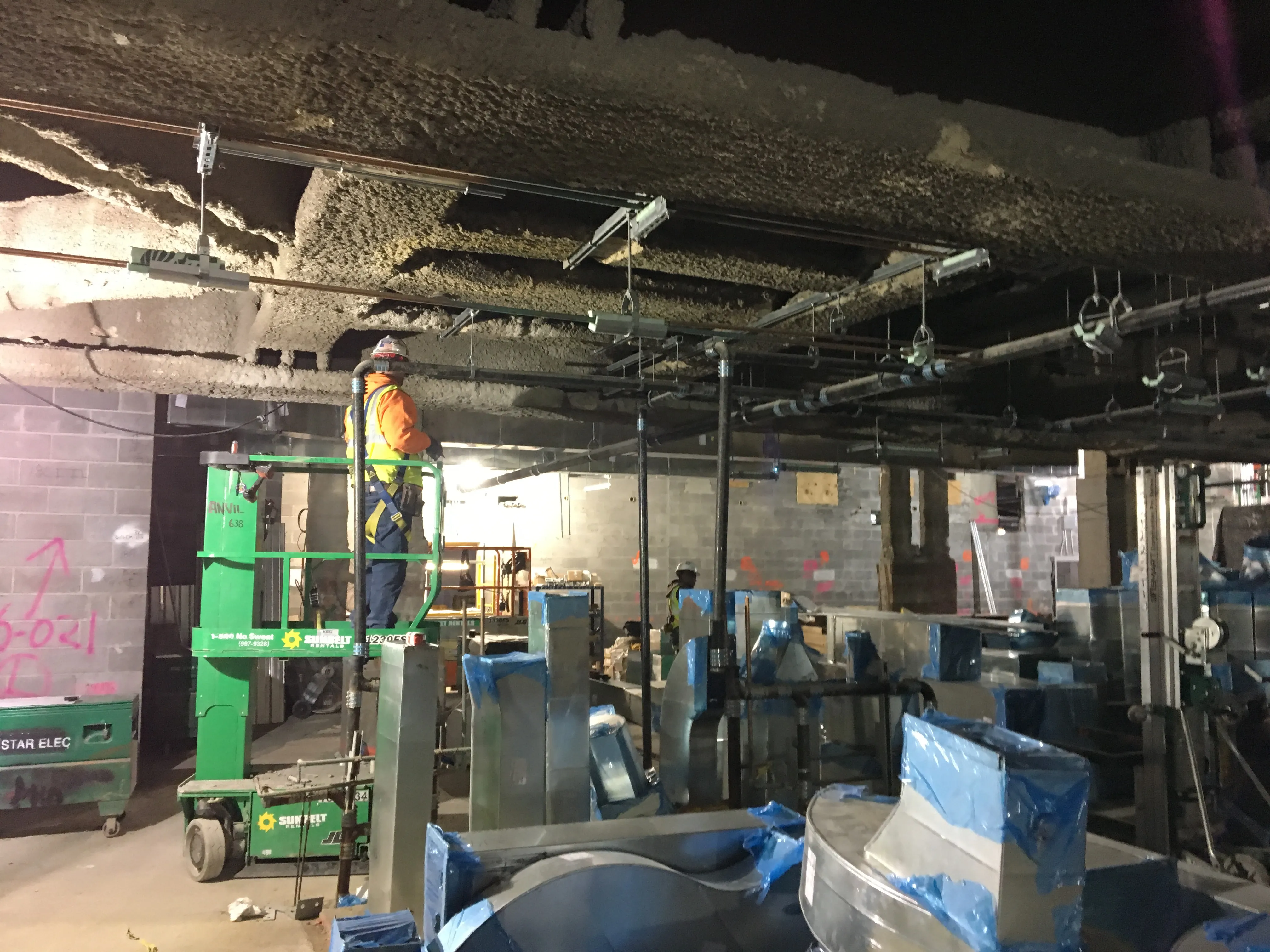 Pemasangan ducting HVAC pada plafon gedung komersial yang sedang dibangun