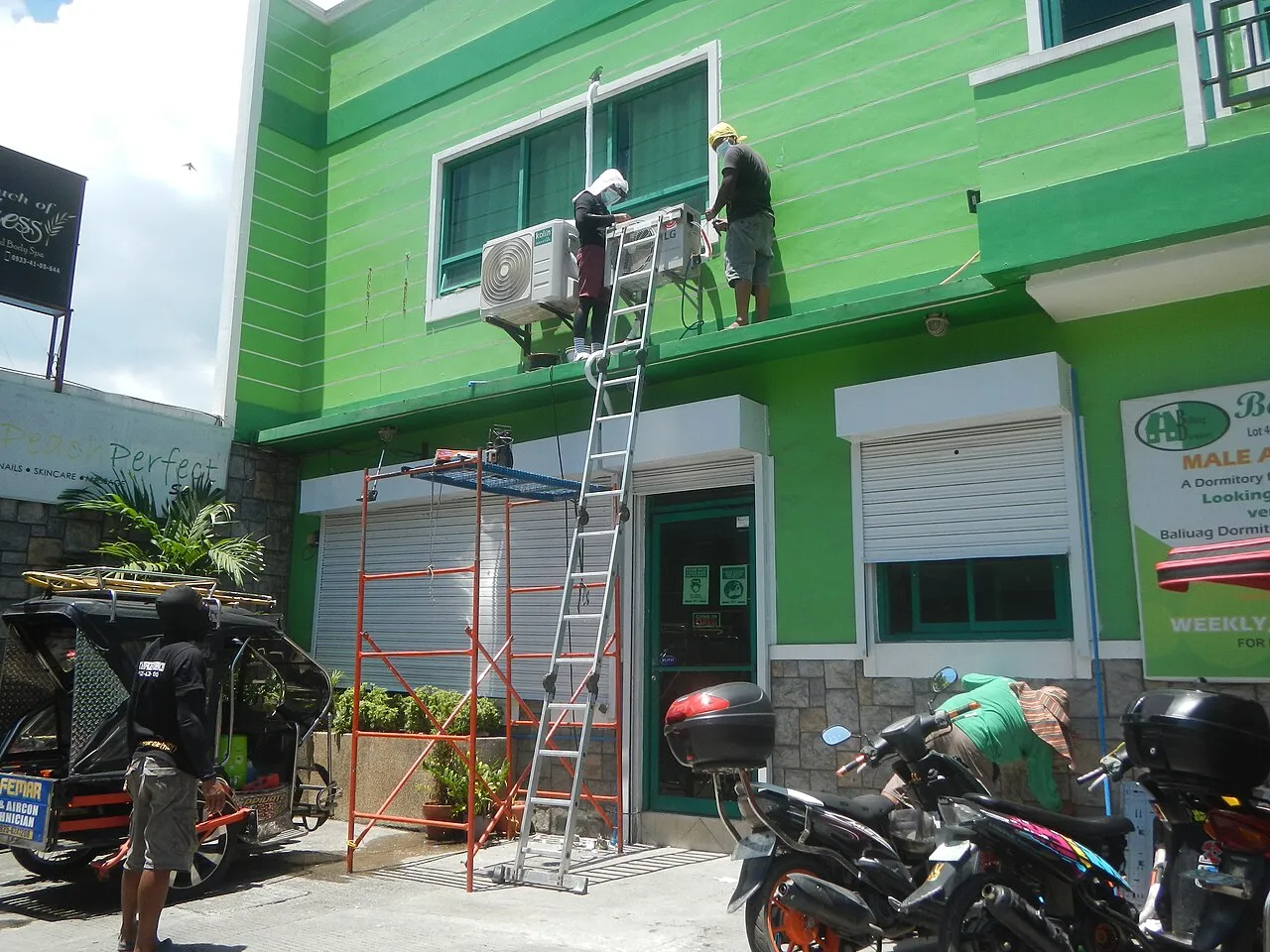 Kondisi plafon gedung sebelum instalasi ducting, unit AC split individual masih terpasang