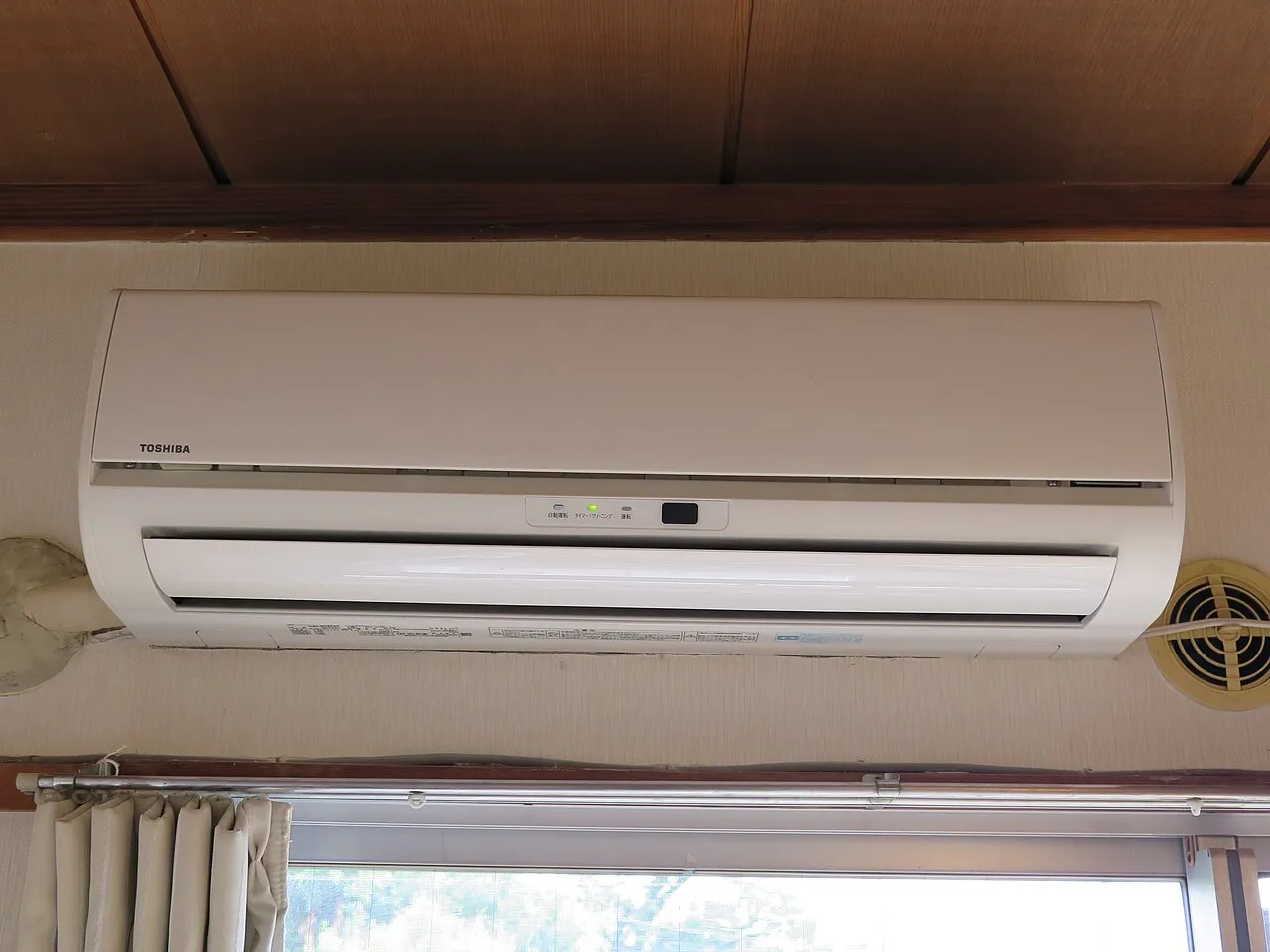 Unit AC lama pada dinding ruko sebelum penggantian sistem HVAC baru