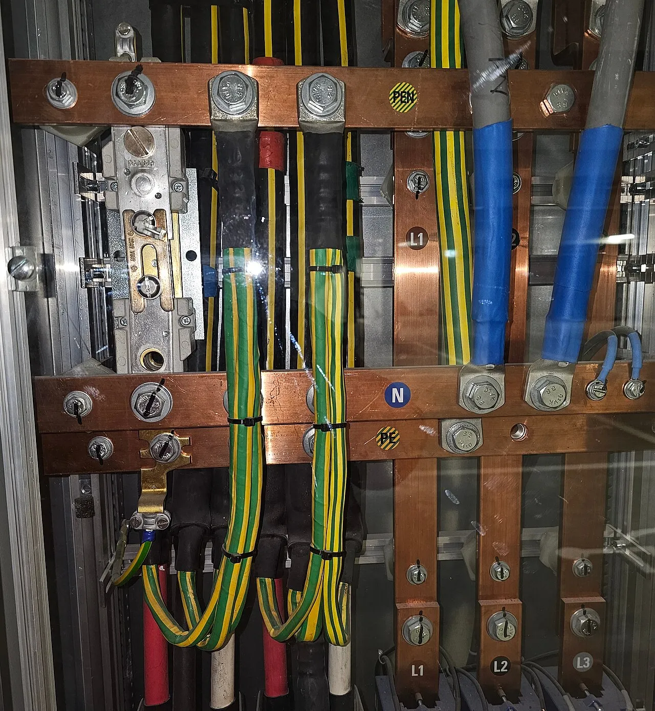 Panel kelistrikan ruko setelah instalasi sistem HVAC komersial selesai