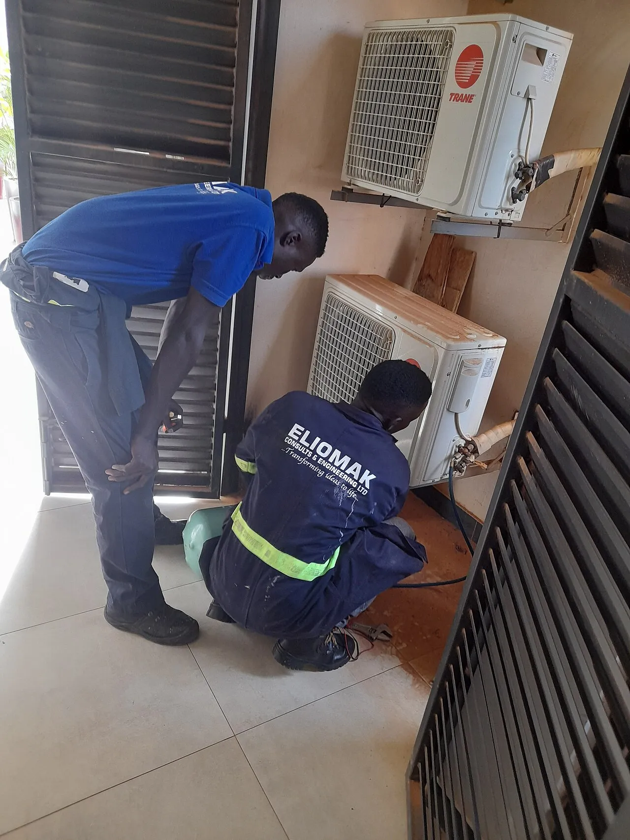 Unit HVAC industri terpasang di area penyimpanan gudang distribusi